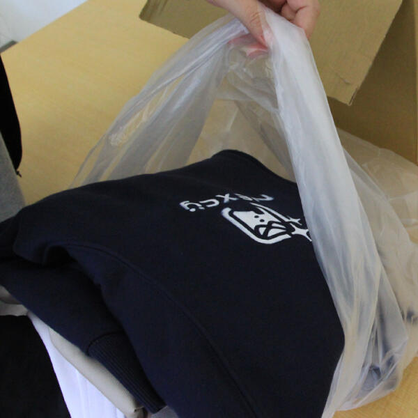 ビニール袋に衣類を入れる